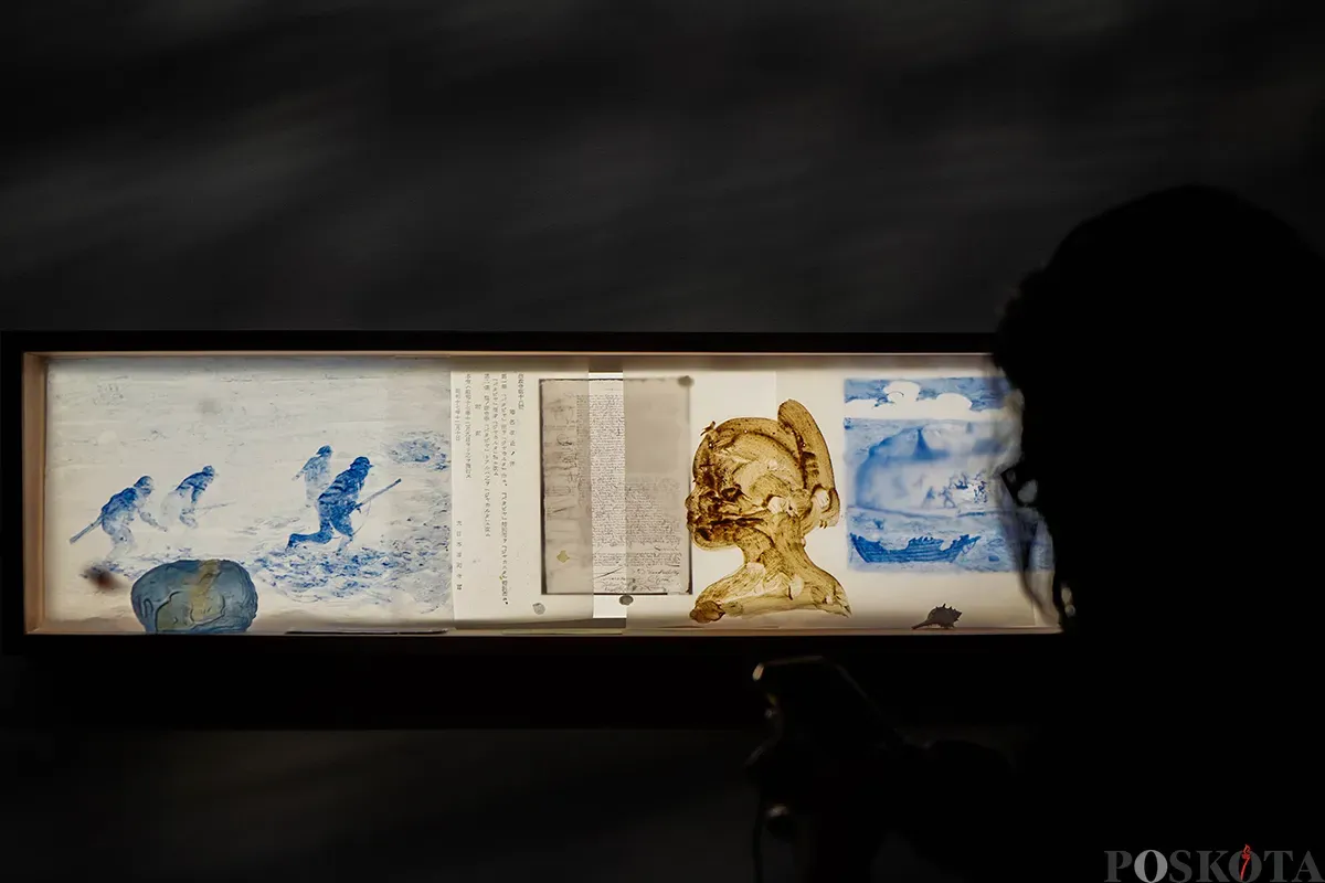 Pengunjung mengamati instalasi seni karya Kei Imazu pada Pameran The Sea is Barely Wrinkled di Museum Macan, Jakarta, Kamis, 22 Mei 2025. (Sumber: Poskota/Bilal Nugraha Ginanjar)