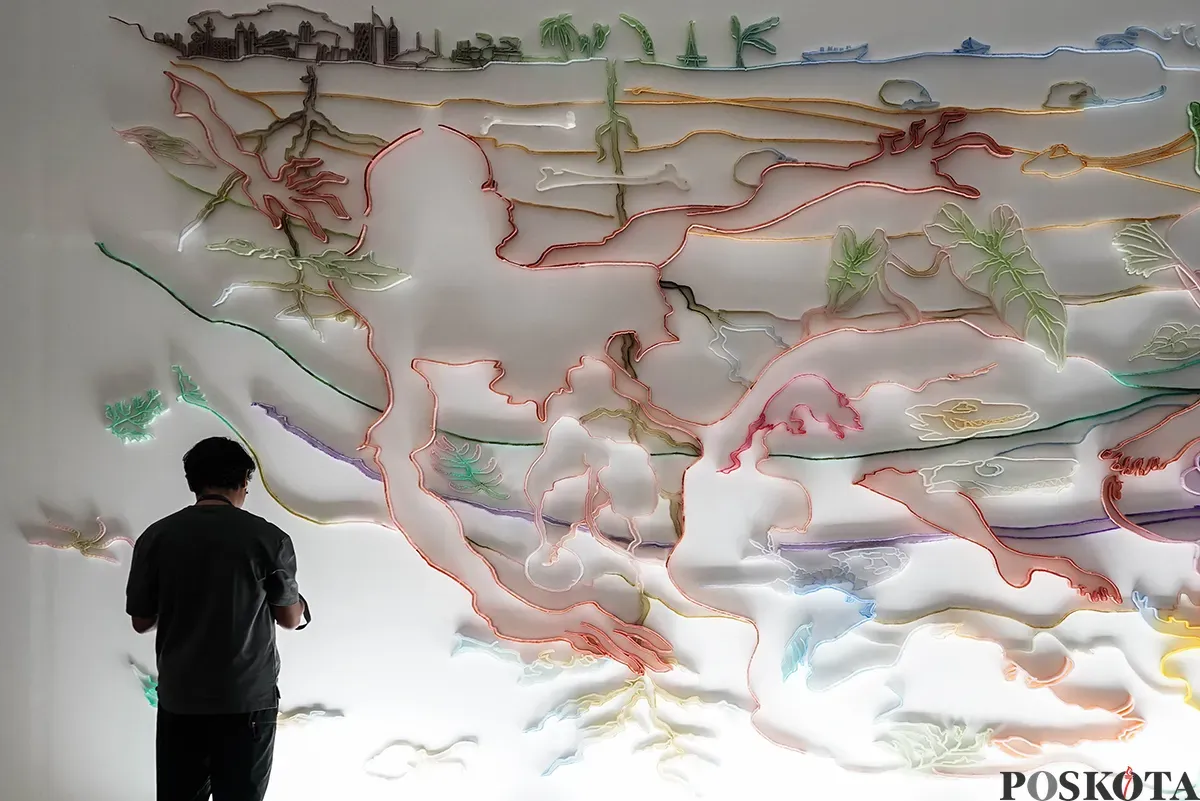 Pengunjung mengamati instalasi seni karya Kei Imazu pada Pameran The Sea is Barely Wrinkled di Museum Macan, Jakarta, Kamis, 22 Mei 2025. (Sumber: Poskota/Bilal Nugraha Ginanjar)