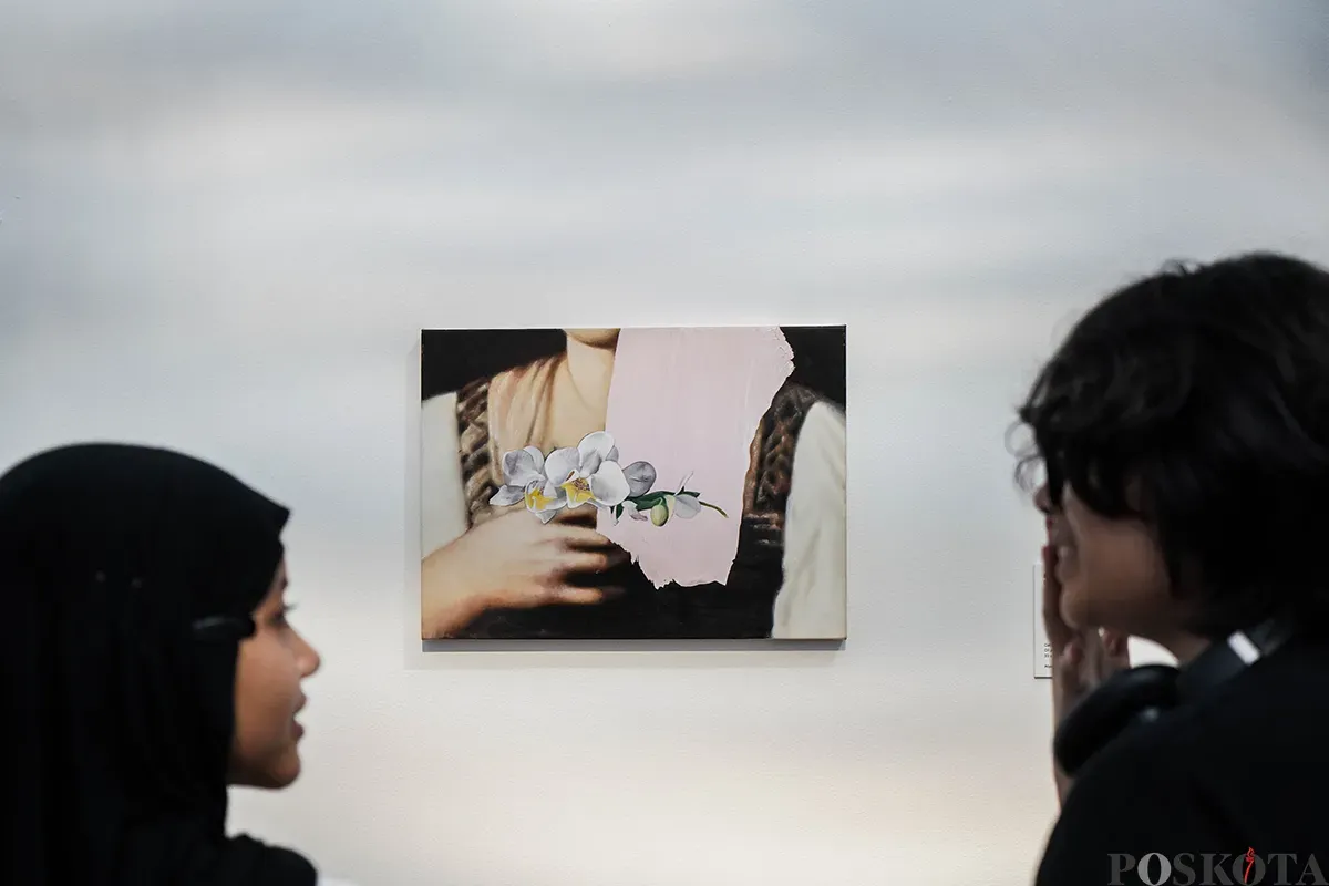 Pengunjung mengamati instalasi seni karya Kei Imazu pada Pameran The Sea is Barely Wrinkled di Museum Macan, Jakarta, Kamis, 22 Mei 2025. (Sumber: Poskota/Bilal Nugraha Ginanjar)