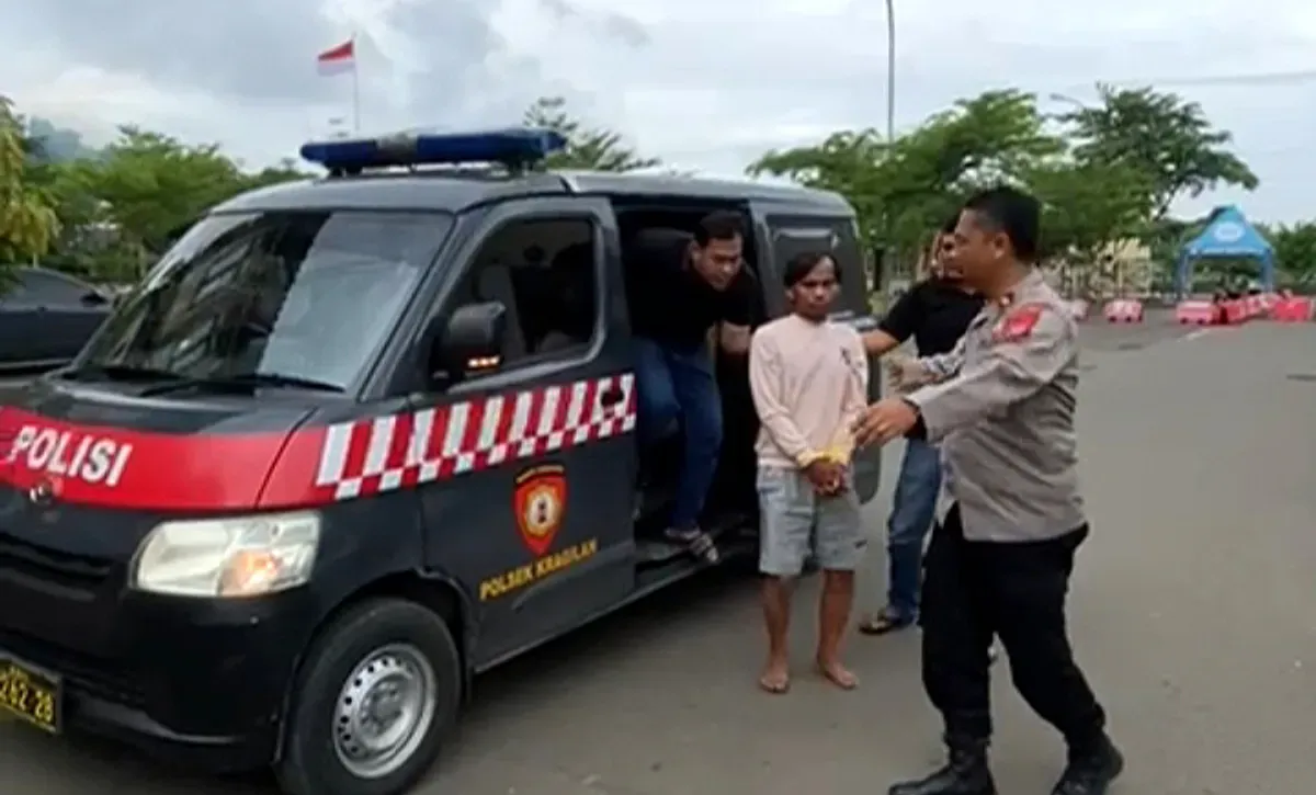 Pelaku cabul terhadap tiga bocah tiba di Mapolres Serang untuk diproses hukum. (Sumber: Dok. Polsek Kragilan)