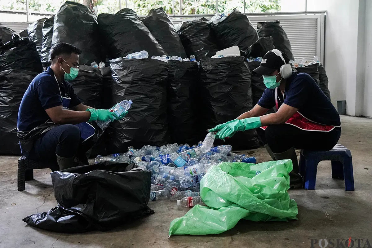 Petugas mengerjakan proses pengolahan limbah botol plastik menjadi cacahan di Waste Treatment Plant di komplek olahraga stadion Gelora Bung Karno (GBK), Jakarta, Kamis, 22 Mei 2025. (Sumber: Poskota/Bilal Nugraha Ginanjar)