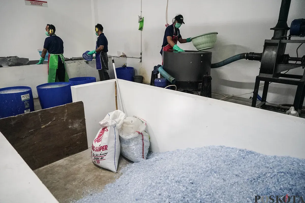 Petugas mengerjakan proses pengolahan limbah botol plastik menjadi cacahan di Waste Treatment Plant di komplek olahraga stadion Gelora Bung Karno (GBK), Jakarta, Kamis, 22 Mei 2025. (Sumber: Poskota/Bilal Nugraha Ginanjar)