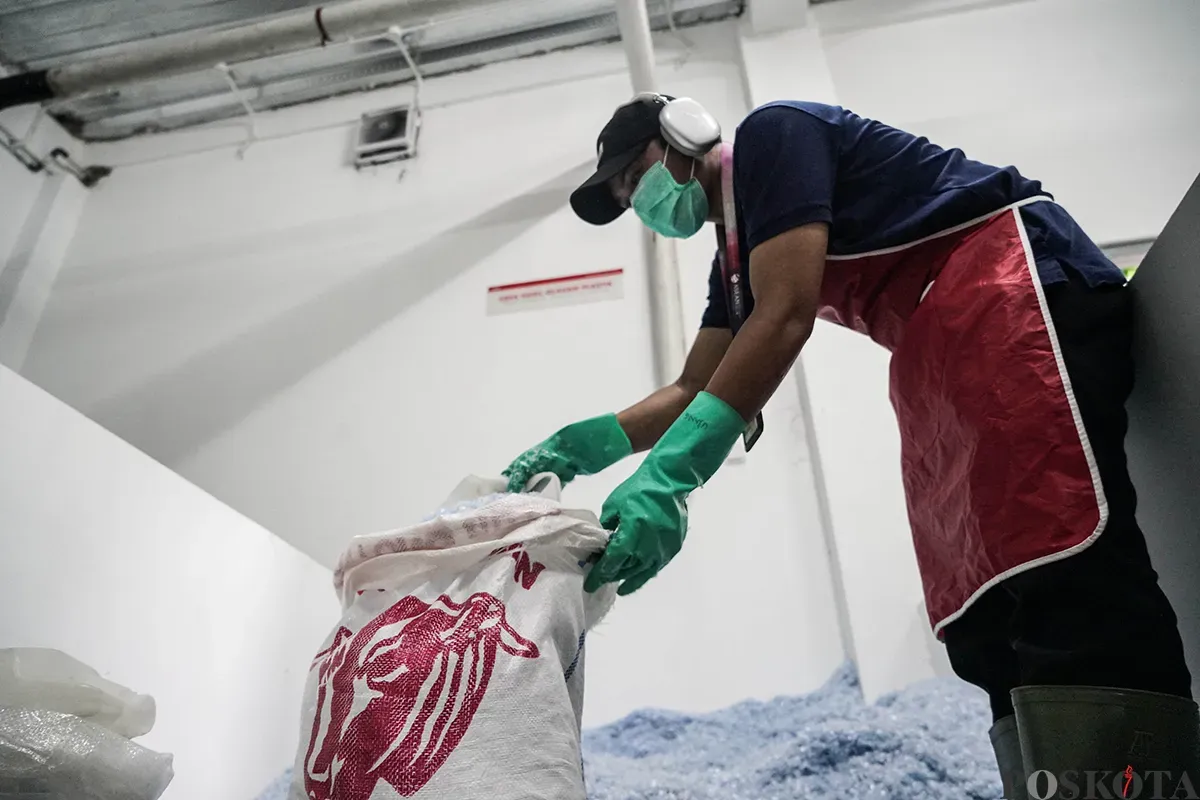 Petugas mengerjakan proses pengolahan limbah botol plastik menjadi cacahan di Waste Treatment Plant di komplek olahraga stadion Gelora Bung Karno (GBK), Jakarta, Kamis, 22 Mei 2025. (Sumber: Poskota/Bilal Nugraha Ginanjar)