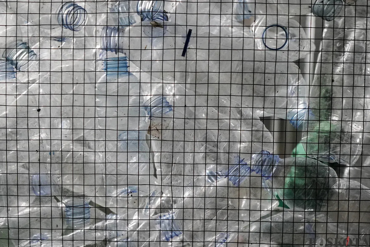 Petugas mengerjakan proses pengolahan limbah botol plastik menjadi cacahan di Waste Treatment Plant di komplek olahraga stadion Gelora Bung Karno (GBK), Jakarta, Kamis, 22 Mei 2025. (Sumber: Poskota/Bilal Nugraha Ginanjar)