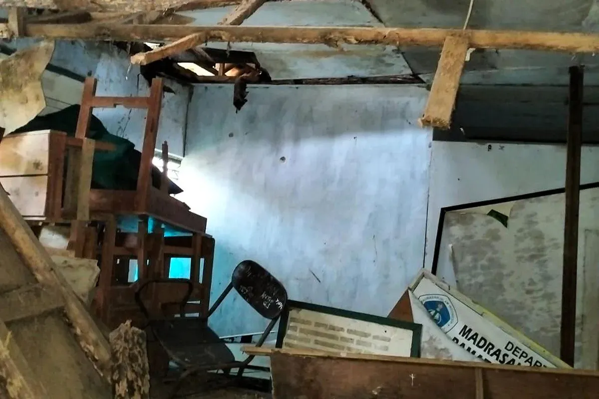 Satu ruang kelas MTs di Kampung Pamatang, Desa Sikulan, Kecamatan Jiput, Kabupaten Pandeglang, yang ambruk akibat diguyur hujan. (Sumber: Istimewa)