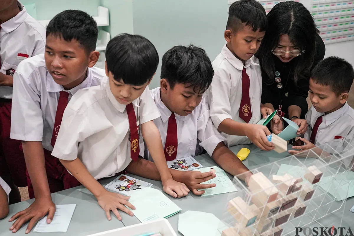 Sejumlah siswa Sekolah Dasar (SD) didampingi pebimbing mengikuti simulasi merancang tata kota di ruang instalasi interaktif Anak Museum MACAN, Jakarta, Kamis, 22 Mei 2025. (Sumber: Poskota/Bilal Nugraha Ginanjar)
