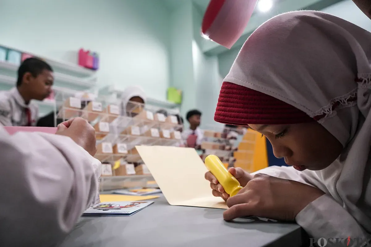 Sejumlah siswa Sekolah Dasar (SD) didampingi pebimbing mengikuti simulasi merancang tata kota di ruang instalasi interaktif Anak Museum MACAN, Jakarta, Kamis, 22 Mei 2025. (Sumber: Poskota/Bilal Nugraha Ginanjar)
