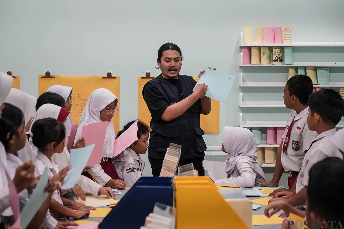 Sejumlah siswa Sekolah Dasar (SD) didampingi pebimbing mengikuti simulasi merancang tata kota di ruang instalasi interaktif Anak Museum MACAN, Jakarta, Kamis, 22 Mei 2025. (Sumber: Poskota/Bilal Nugraha Ginanjar)