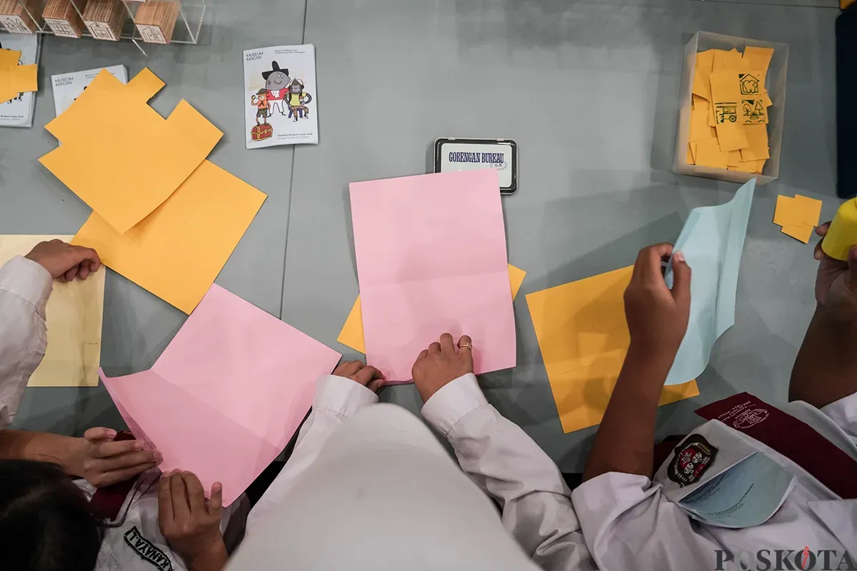 Sejumlah siswa Sekolah Dasar (SD) didampingi pebimbing mengikuti simulasi merancang tata kota di ruang instalasi interaktif Anak Museum MACAN, Jakarta, Kamis, 22 Mei 2025. (Sumber: Poskota/Bilal Nugraha Ginanjar)