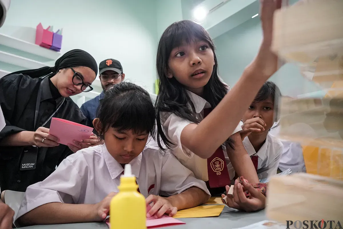 Sejumlah siswa Sekolah Dasar (SD) didampingi pebimbing mengikuti simulasi merancang tata kota di ruang instalasi interaktif Anak Museum MACAN, Jakarta, Kamis, 22 Mei 2025. (Sumber: Poskota/Bilal Nugraha Ginanjar)