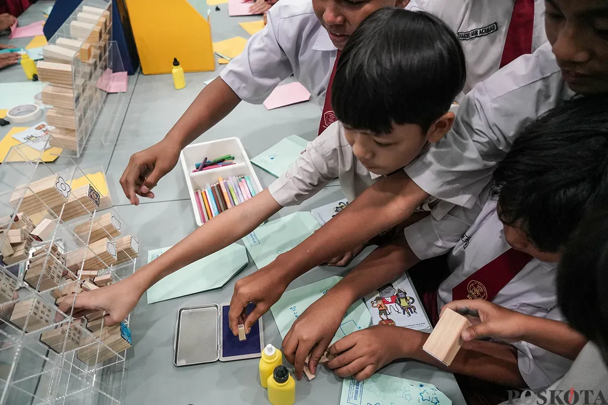 Sejumlah siswa Sekolah Dasar (SD) didampingi pebimbing mengikuti simulasi merancang tata kota di ruang instalasi interaktif Anak Museum MACAN, Jakarta, Kamis, 22 Mei 2025. (Sumber: Poskota/Bilal Nugraha Ginanjar)