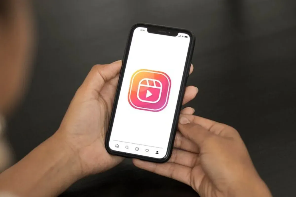 Warganet cari akun Instagram dan TikTok milik Kevin Tanjung Duren yang viral ditemukan meninggal di kost akibat asam lambung. (Sumber: Freepik)