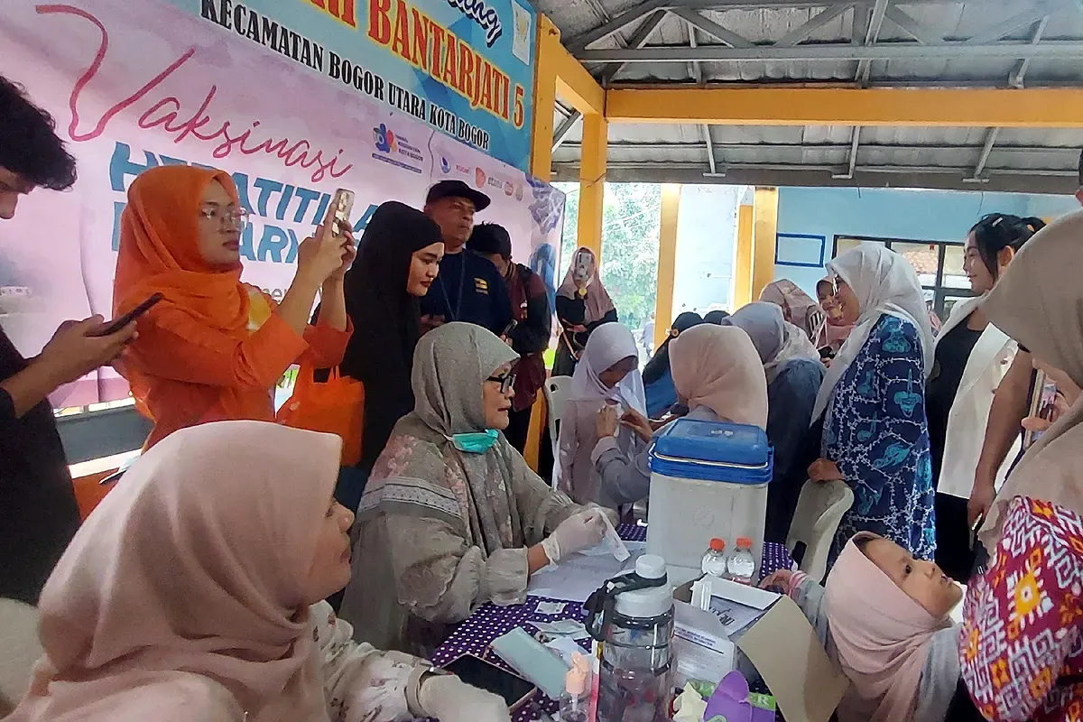 Pemberian Vaksin PCV13 untuk Siswa Sekolah Dasar di SDN Bantar Jati 5, Kota Bogor, Kamis, 22 Mei 2025. (Sumber: POSKOTA | Foto: Sekar Putri Andini)