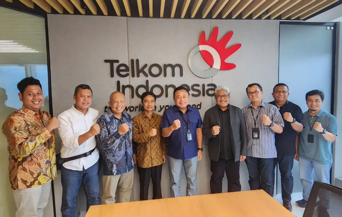 Direktur Utama Telkom Ririek Adriansyah saat pertemuan dengan Wakil Rektor Bidang Penelitian, Pengembangan Usaha, dan Kerja Sama UGM Dr. Danang Sri Hadmoko beserta jajaran di Telkom Landmark Tower, Jakarta.