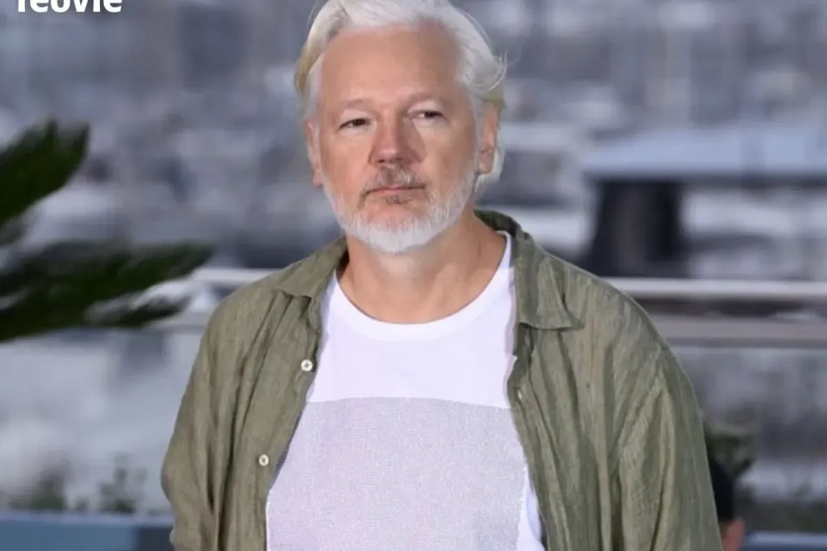 Hadir di Gelaran Cannes 2025, Julian Assange Pendiri WikiLeaks Gunakan Kaos Berisi 5000 Korban di Palestina (Sumber: Instagram/feovle)