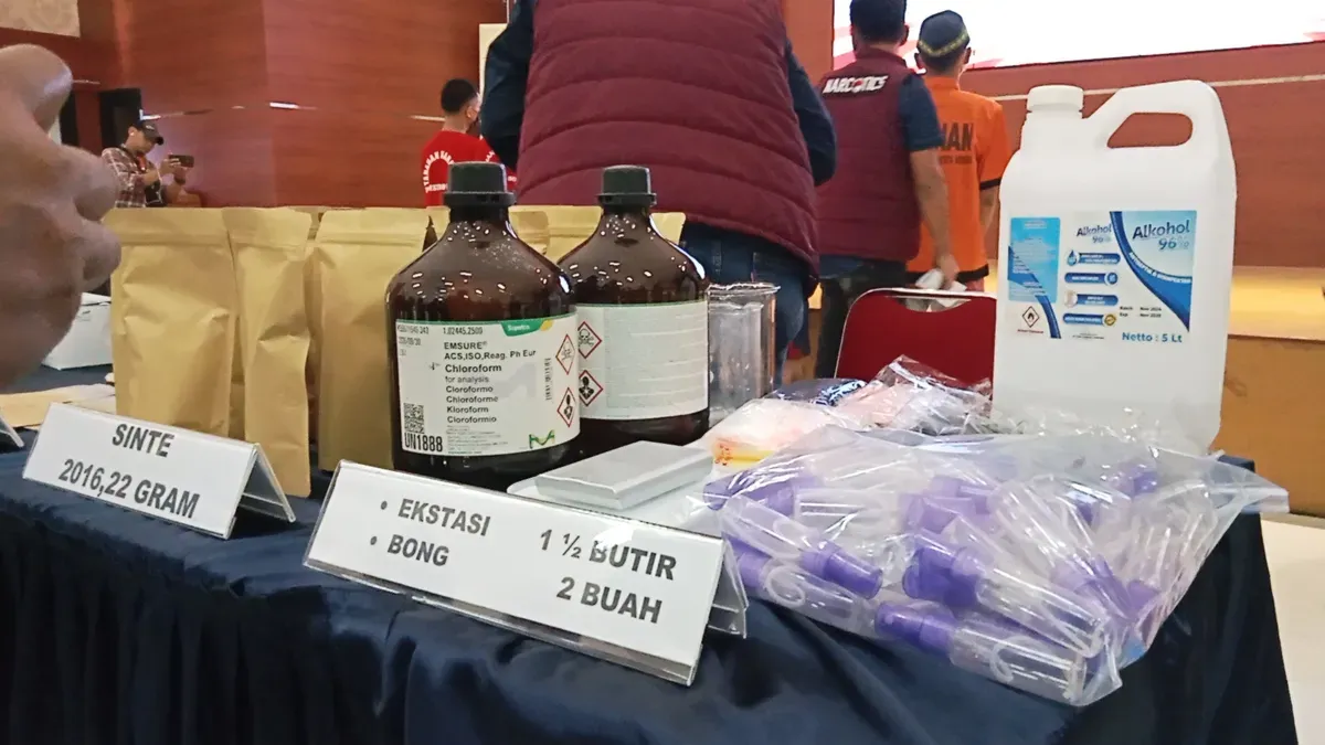 Barang bukti narkoba yang diamankan Satuan Reserse Narkoba Polres Metro Bekasi. Tembakau sintetis menjadi jenis yang paling banyak mendominasi. (Sumber: Poskota/Nurpini Aulia Rapika)