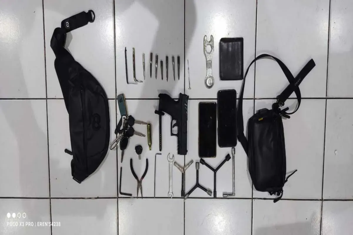 Barang bukti berupa senjata api yang diamankan polisi dari para pelaku curanmor. (Sumber: Polsek Koja)