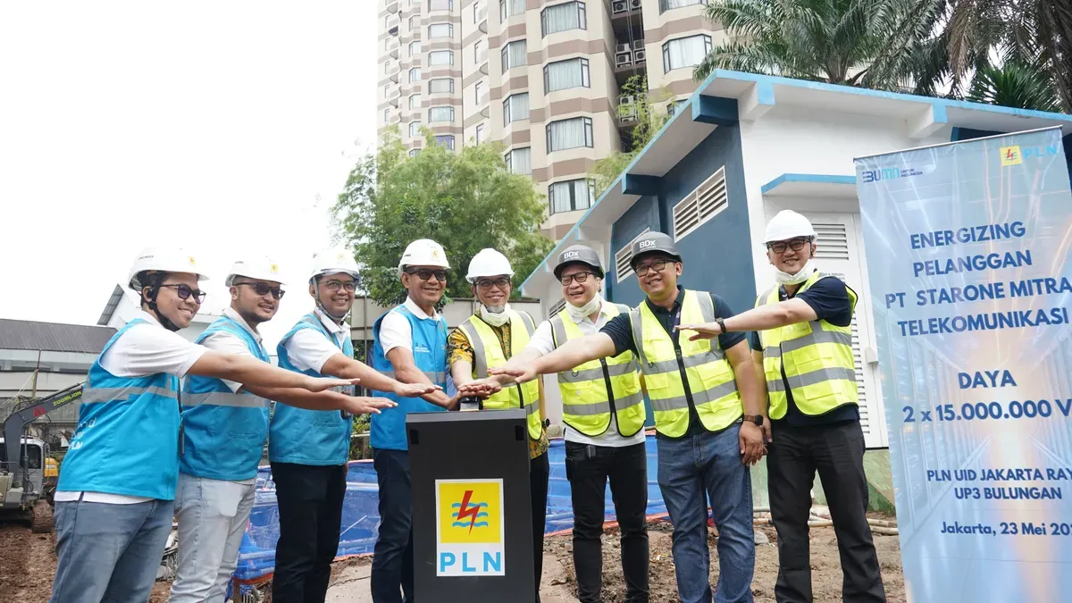 Jajaran manajemen BDx Indonesia dan PLN UID Jakarta Raya bersama-sama menekan tombol peresmian, menandai dimulainya energizing pasang baru 30.000.000 VA untuk PT Starone Mitra Telekomunikasi. (Sumber: Dok. PLN UID Jakarta Raya)