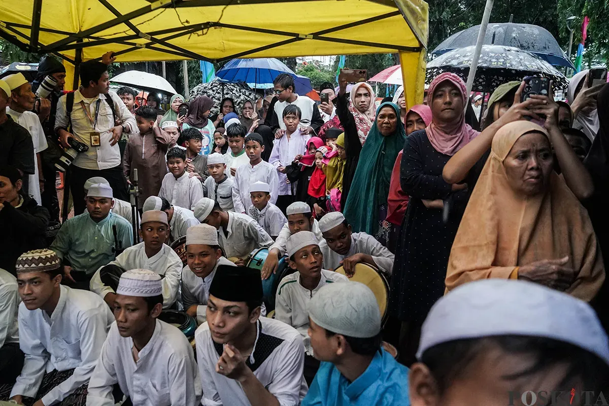 Antusias warga saat megikuti kegiatan Manggarai Bersholawat di Jakarta Selatan, Jumat, 23 Mei 2025. (Sumber: Poskota/Bilal Nugraha Ginanjar)