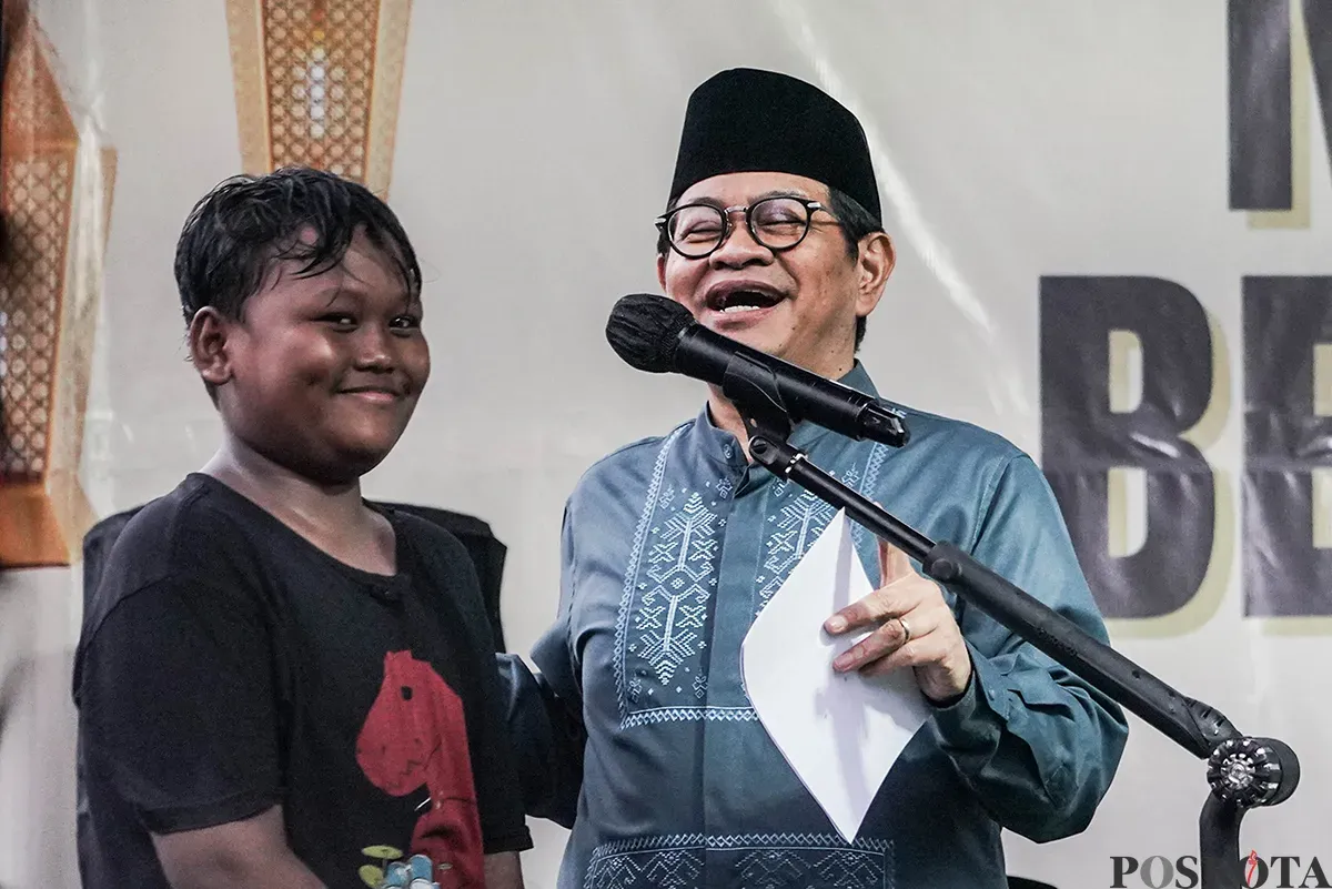 Gubernur DKI Jakarta Pramono Anung memberikan sambutan pada kegiatan Manggarai Bersholawat di Jakarta Selatan, Jumat, 23 Mei 2025. (Sumber: Poskota/Bilal Nugraha Ginanjar)