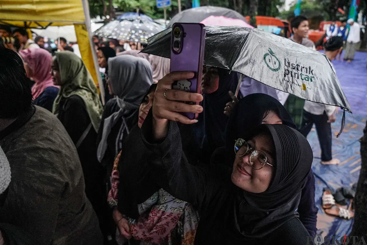 Antusias warga saat mengikuti kegiatan Manggarai Bersholawat di Jakarta Selatan, Jumat, 23 Mei 2025. (Sumber: Poskota/Bilal Nugraha Ginanjar)