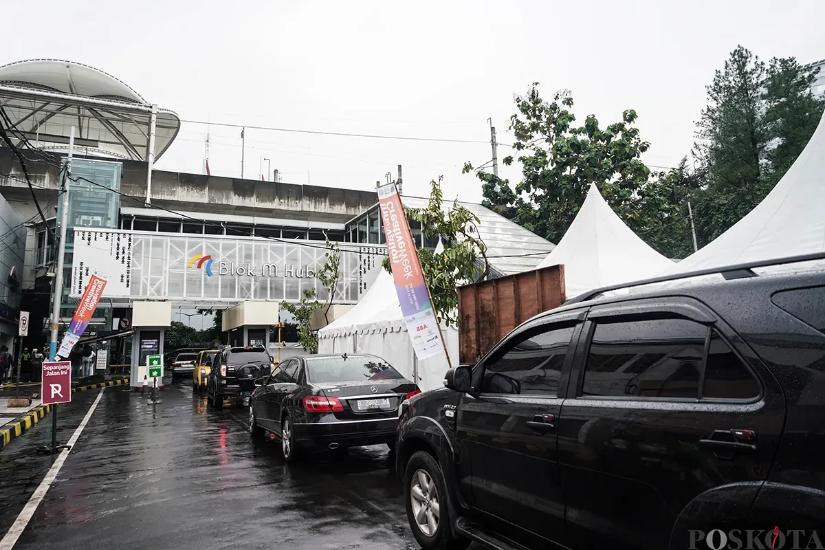 Aktivitas warga dan peserta event saat persiapan Pencanangan HUT 498 Jakarta di Blok M Hub, Jakarta Selatan, Jumat, 23 Mei 2025. (Sumber: Poskota/Bilal Nugraha Ginanjar)