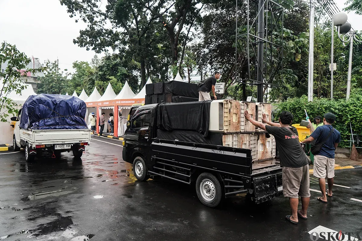Aktivitas warga dan peserta event saat persiapan Pencanangan HUT 498 Jakarta di Blok M Hub, Jakarta Selatan, Jumat, 23 Mei 2025. (Sumber: Poskota/Bilal Nugraha Ginanjar)