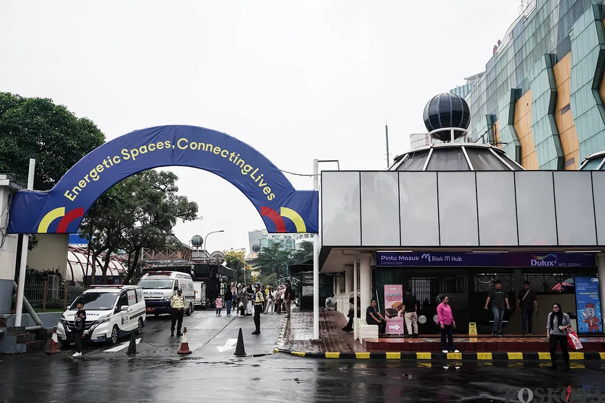 Aktivitas warga dan peserta event saat persiapan Pencanangan HUT 498 Jakarta di Blok M Hub, Jakarta Selatan, Jumat, 23 Mei 2025. (Sumber: Poskota/Bilal Nugraha Ginanjar)
