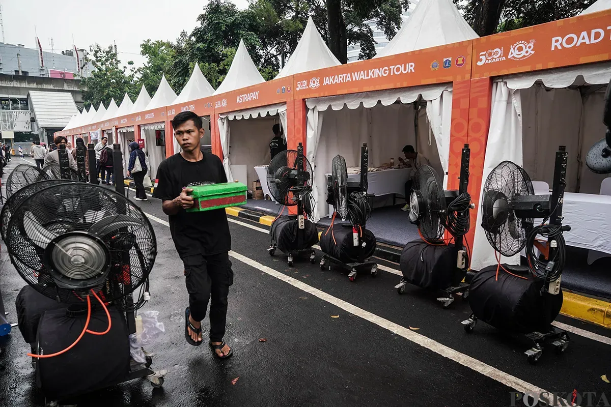 Aktivitas warga dan peserta event saat persiapan Pencanangan HUT 498 Jakarta di Blok M Hub, Jakarta Selatan, Jumat, 23 Mei 2025. (Sumber: Poskota/Bilal Nugraha Ginanjar)
