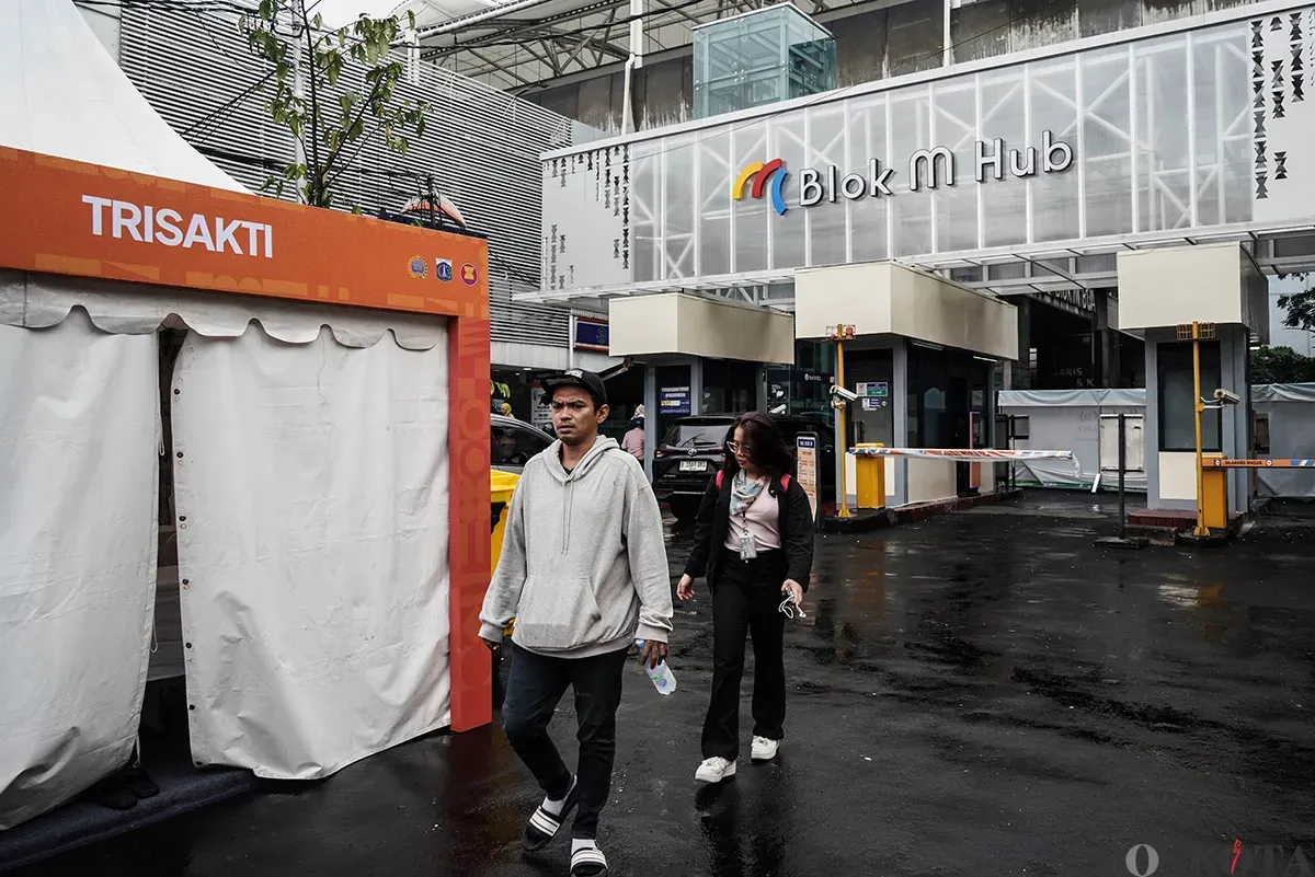 Aktivitas warga dan peserta event saat persiapan Pencanangan HUT 498 Jakarta di Blok M Hub, Jakarta Selatan, Jumat, 23 Mei 2025. (Sumber: Poskota/Bilal Nugraha Ginanjar)