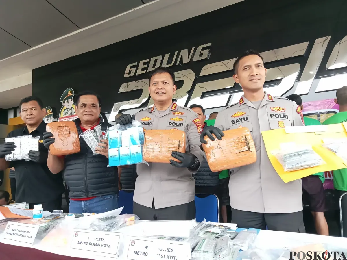 Barang bukti berupa 23.619 butir obat keras daftar G, buku catatan penjualan, alat tulis, enam unit handphone, dan uang tunai Rp5.190.000 yang disita polisi dari enam tersangka pengedar di Kota Bekasi. (Sumber: Poskota/Nurpini Aulia Rapika)