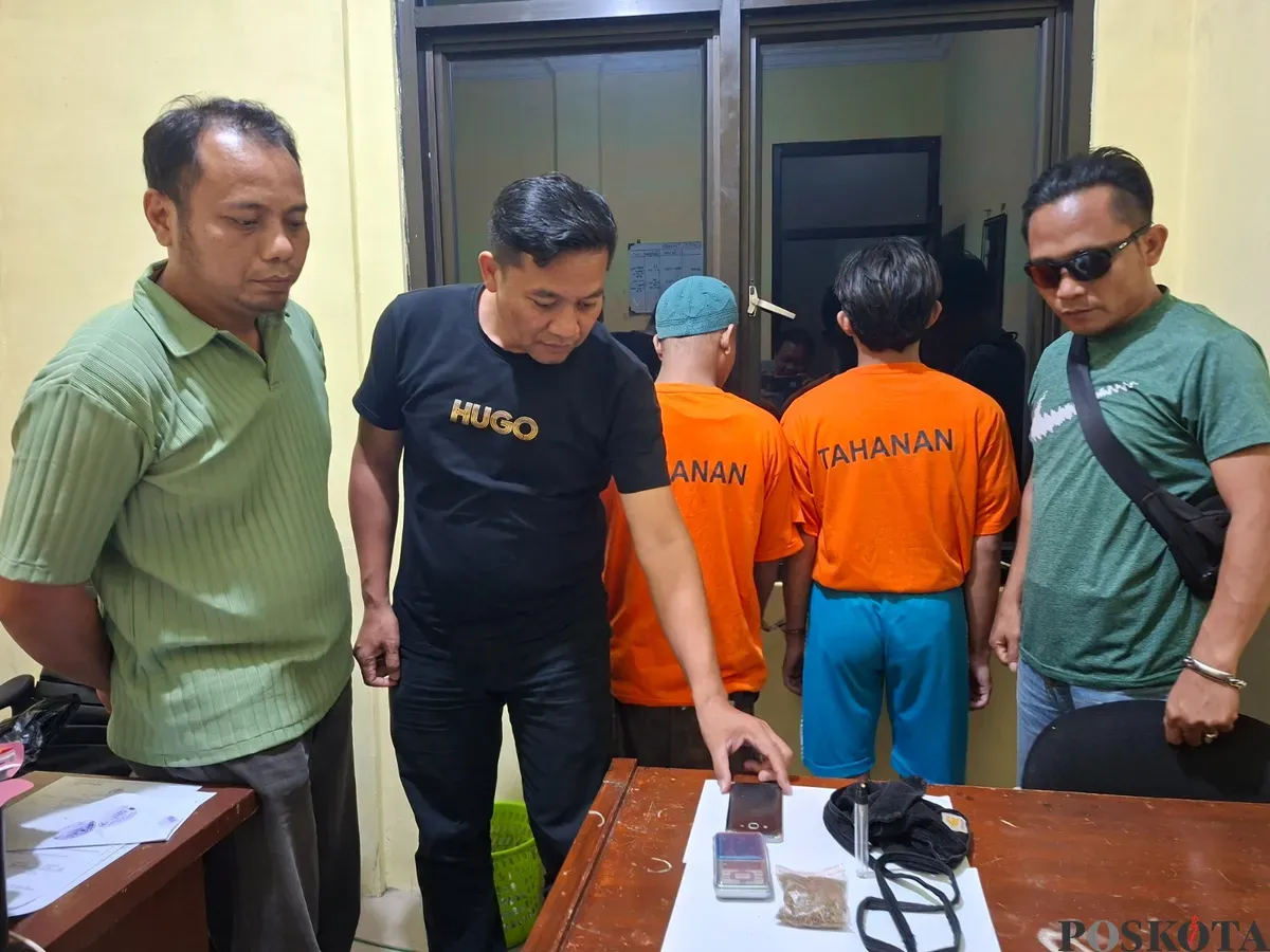 Kanit Reskrim Polsek Tajurhalang, Mareben Simarsoit memperlihatkan barang bukti dari dua peracik Narkoba Sinte di Mapolsek Tajurhalang, Jumat, 23 Mei 2025. (Sumber: Poskota/Angga Pahlevi)
