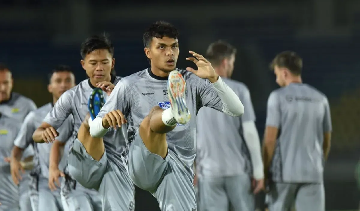 Gelandang Persib Bandung, Rachmat Irianto bakal kembali ke Surabaya setelah kompetisi Liga 1 2024-2025 berakhir. (Foto: persib.co.id)