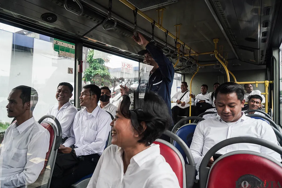Calon Pramudi (sopir) mengikuti proses seleksi menjadi pramudi di Pool Transjakarta, Cawang, Jakarta Timur, Jumat, 23 Mei 2025. (Sumber: Poskota/Bilal Nugraha Ginanjar)