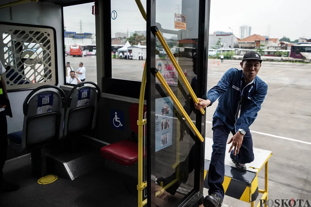 Calon Pramudi (sopir) mengikuti proses seleksi menjadi pramudi di Pool Transjakarta, Cawang, Jakarta Timur, Jumat, 23 Mei 2025. (Sumber: Poskota/Bilal Nugraha Ginanjar)