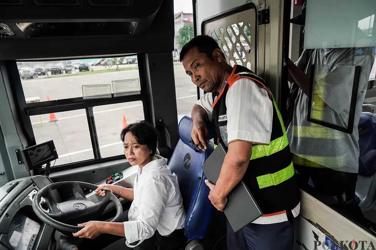 Calon Pramudi (sopir) mengikuti proses seleksi menjadi pramudi di Pool Transjakarta, Cawang, Jakarta Timur, Jumat, 23 Mei 2025. (Sumber: Poskota/Bilal Nugraha Ginanjar)