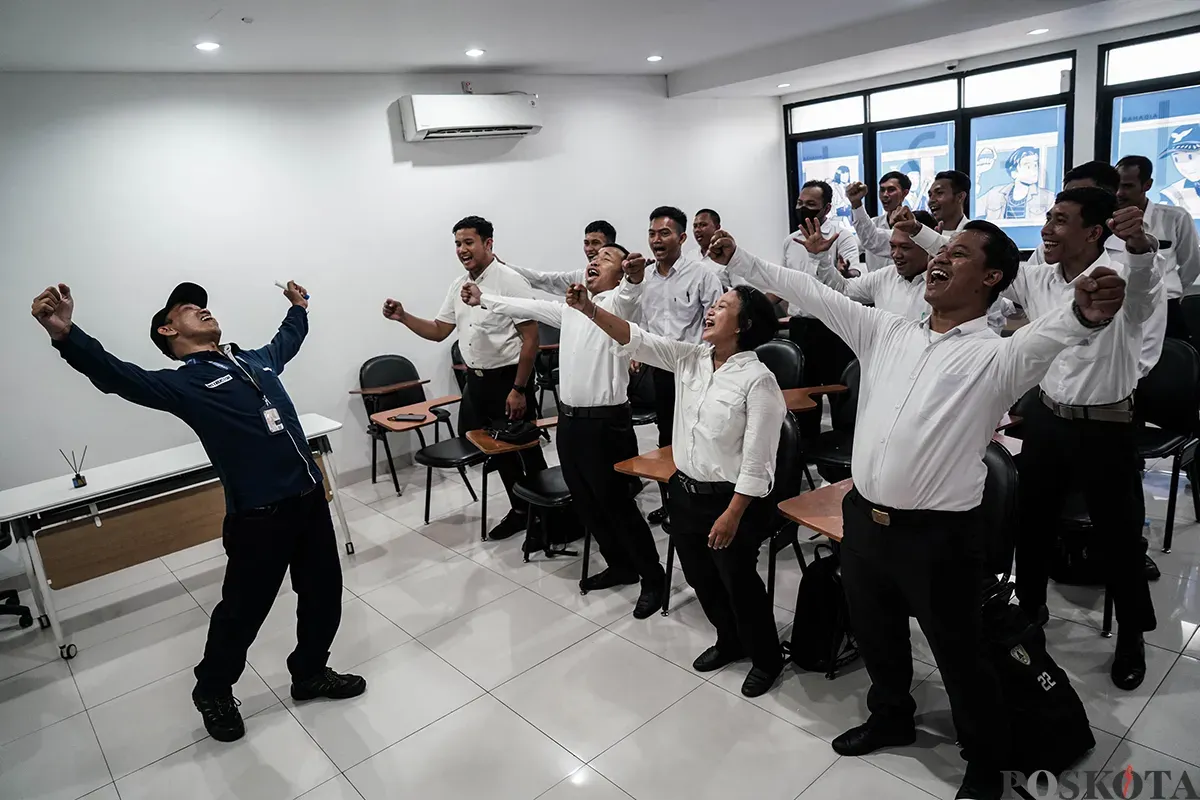 Calon Pramudi (sopir) mengikuti proses seleksi menjadi pramudi di Pool Transjakarta, Cawang, Jakarta Timur, Jumat, 23 Mei 2025. (Sumber: Poskota/Bilal Nugraha Ginanjar)