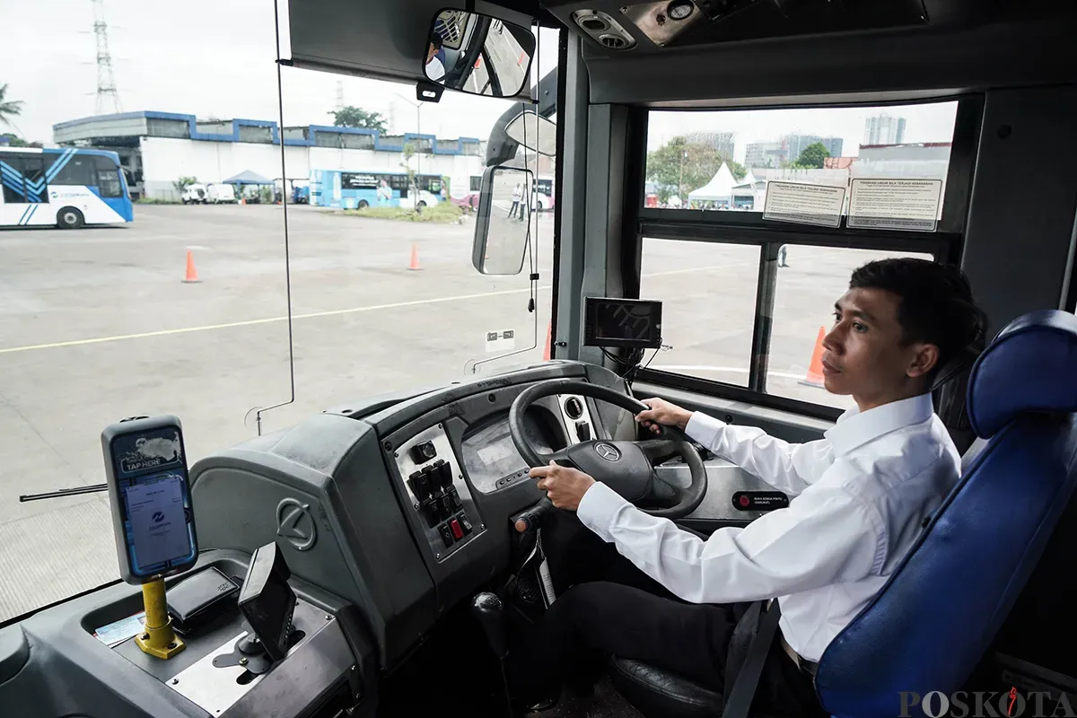 Calon Pramudi (sopir) mengikuti proses seleksi menjadi pramudi di Pool Transjakarta, Cawang, Jakarta Timur, Jumat, 23 Mei 2025. (Sumber: Poskota/Bilal Nugraha Ginanjar)