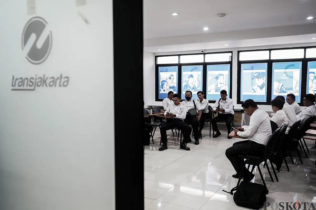 Calon Pramudi (sopir) mengikuti proses seleksi menjadi pramudi di Pool Transjakarta, Cawang, Jakarta Timur, Jumat, 23 Mei 2025. (Sumber: Poskota/Bilal Nugraha Ginanjar)
