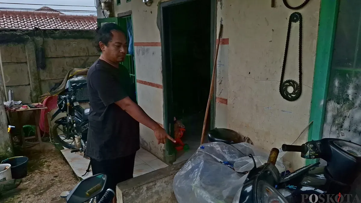 Rama, Pengusaha Garam, menunjukan lokasi tempat penyimpanan barang-barang berharga miliknya yang dicuri di depan rumah, Jumat, 23 Mei 2025. (Sumber: Poskota/Angga Pahlevi)