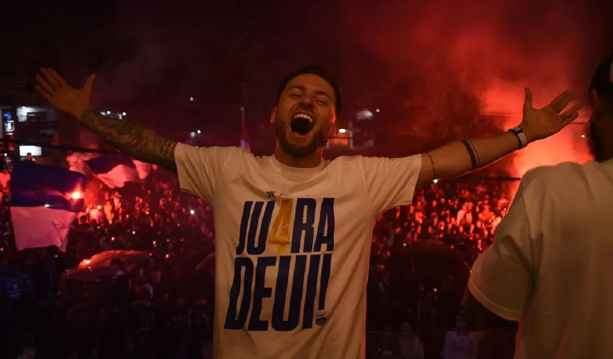 Kapten Persib Bandung, Marc Klok ingin melengkapi raihan gelar juara dengan kemenangan di laga terakhir musim 2024-2025 melawan Persis Solo. (Foto: persib.co.id)
