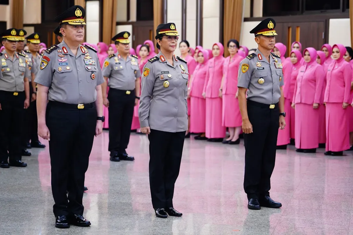 Kapolri Listyo Sigit Prabowo menaikkan pangkat 49 orang perwira Polri. (Sumber: Mabes Polri)