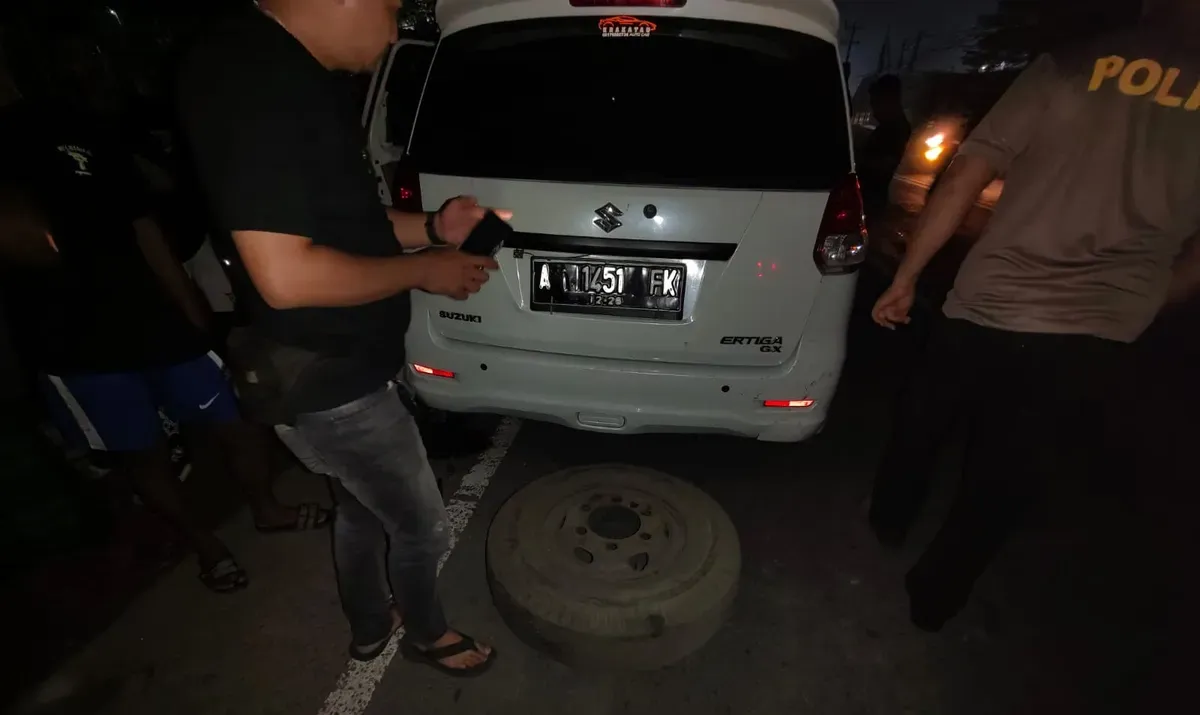Petugas Unit Reskrim Polsek Ciruas mengamankan barang bukti dari pelaku pencurian ban mobil. (Sumber: Dok. Polsek Ciruas)