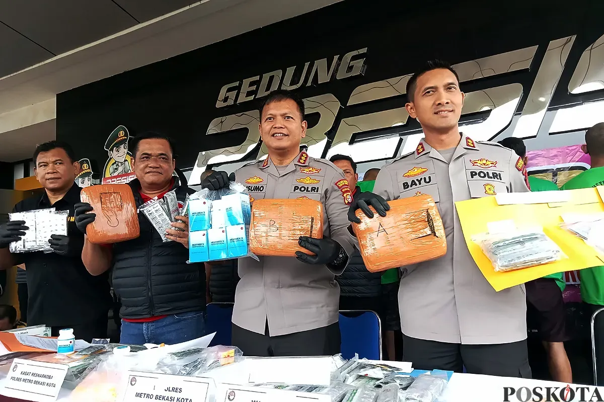Polres Metro Bekasi mengungkap kasus peredaran narkoba jenis ganjar di wilayah jaringan Depok-Bekasi. (Sumber: POSKOTA | Foto: Nurpini Aulia Rapika)