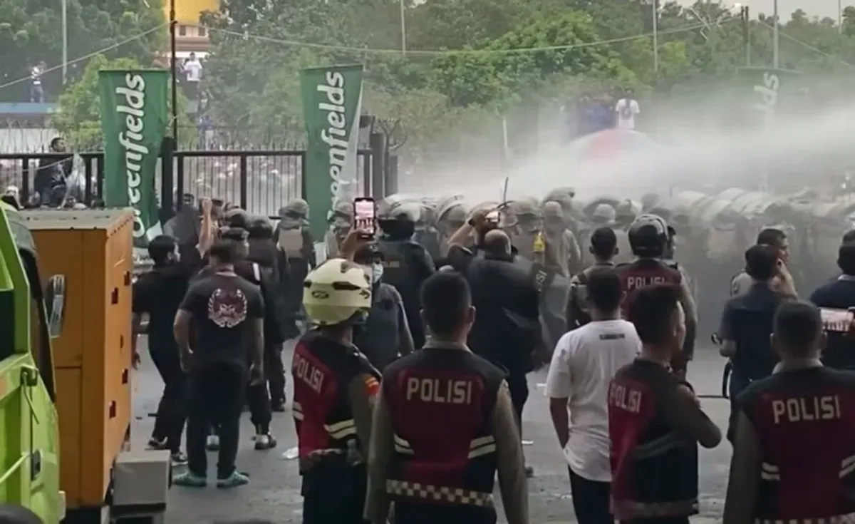 Ratusan Bobotoh berusaha ingin menjebol pagar Stadion Gelora Bandung Lautan Api (GBLA) namun berhasil dihalau polisi dengan mengerahkan Water Canon. (Sumber: Capture Netizen)