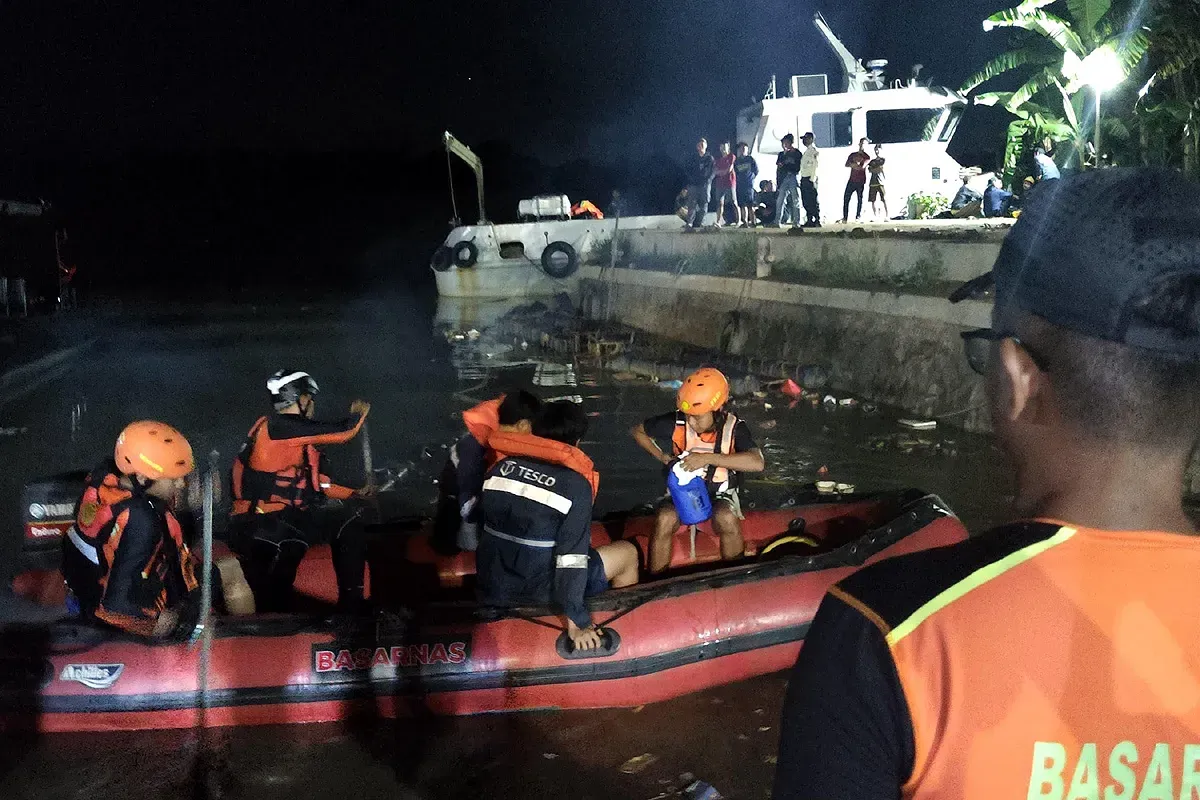 Proses pencarian korban tenggelamnya kapal PT Tesco Indomaritim dan PT Mercury saat uji coba di Sungai Cikeas, Kecamatan Babelan, Kabupaten Bekasi. (Sumber: Dok Unit Siaga SAR Bekasi)