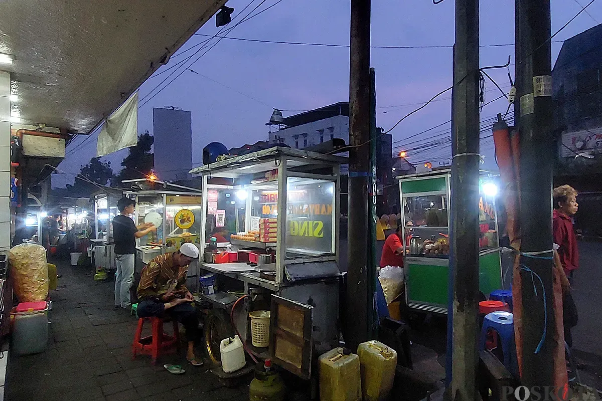 Suasana kawasan Jembatan Merah, salah satu pusat kuliner yang ramai dikunjungi di Kota Bogor. (Sumber: POSKOTA | Foto: Sekar Putri Andini)
