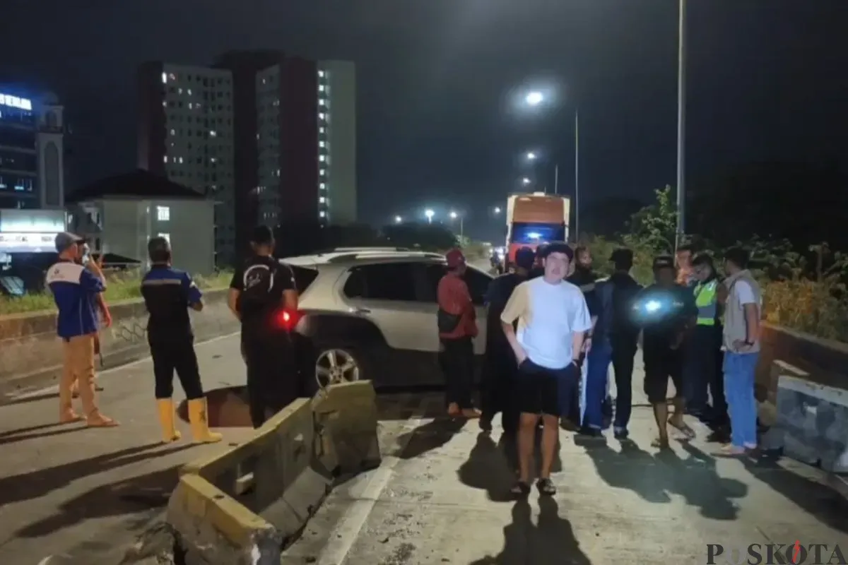 Mobil menabrak separator jalan di flyover Pesing Jalan Daan Mogot, Cengkareng, Jakarta Barat, Minggu, 25 Mei 2025, dini hari WIB. (Sumber: Poskota/Pandi Ramedhan)