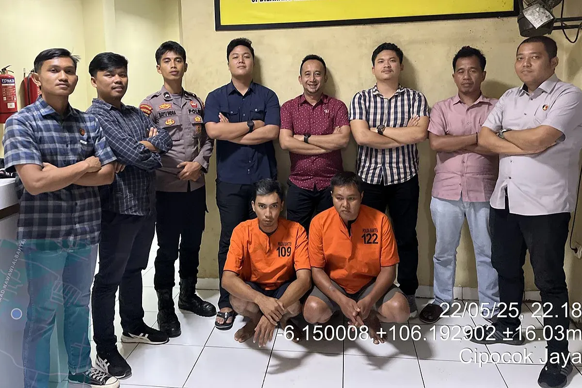 Dua tersangka kasus dugaan penggelapan kendaraan dump truk saat ditahan di Mapolda Banten. (Sumber: Dok. Polda Banten)