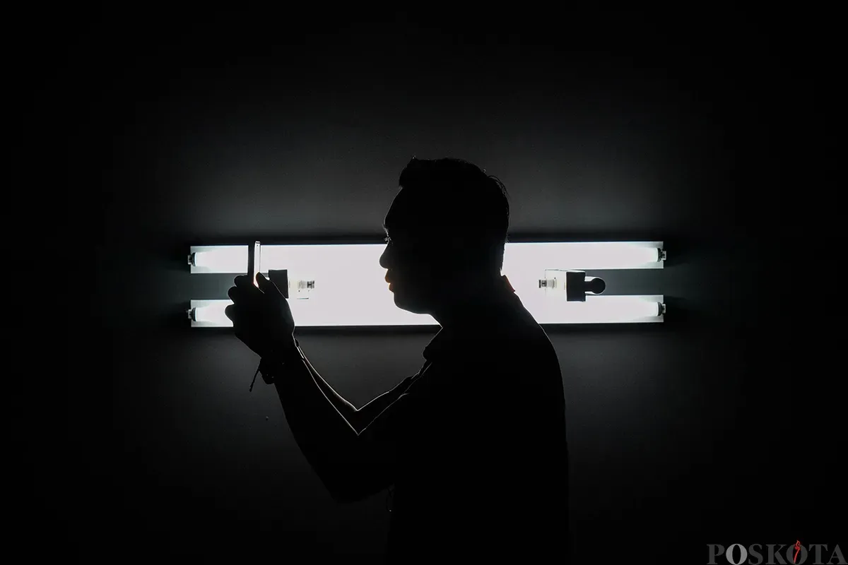 Pengunjung melihat karya pada Pameran The Synchronous Window di Museum Macan, Jakarta, Minggu, 25 Mei 2025. (Sumber: Poskota/Bilal Nugraha Ginanjar)